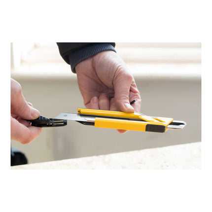 STANLEY Cutter AUTOLOCK largeur des lames 18 mm longueur 175 mm ( 4000787675 )