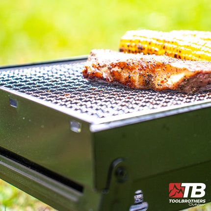 Toolbrothers Outdoor portable grill au charbon de bois pour le camping set de montage sans outils 43 x 29 x 23 cm noir + couverts, gants et gobelets pour grill 8 pcs.