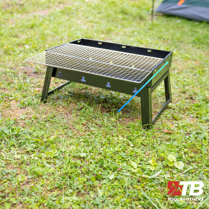 Toolbrothers Outdoor portable grill au charbon de bois pour le camping set de montage sans outils 43 x 29 x 23 cm noir + couverts, gants et gobelets pour grill 8 pcs.